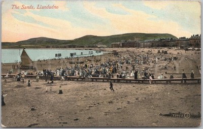 Vintage Postkarte Strandszene Llandudno Wales Boote Menschen
