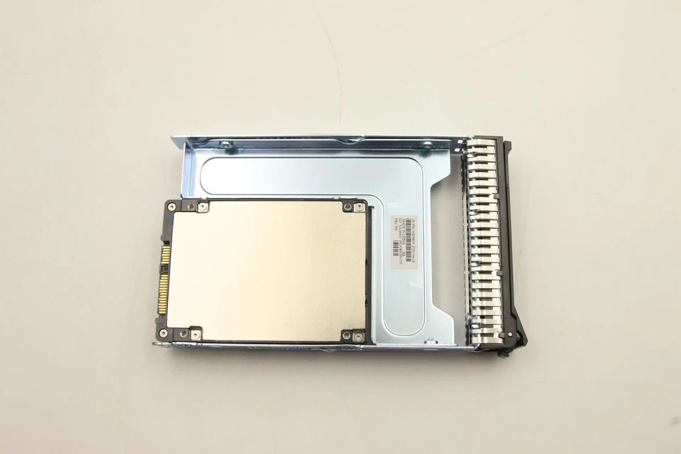 Lenovo ThinkSystem 03KH560 400GB 4XB7A83218 SAS 12Gb/s 2.5" in 3.5'' Tray SSD - Image 3 of 4