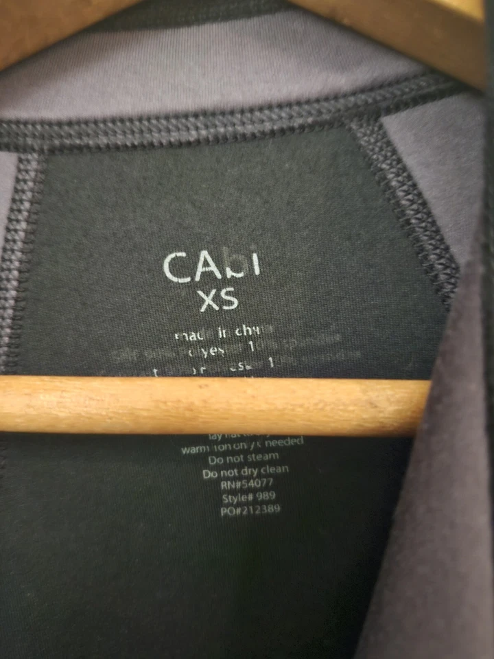 Camiseta Cabi Mujer Talla XS Negra y Gris Dynamo Chaqueta Atlética Yoga Elástica Foto 2 de 3