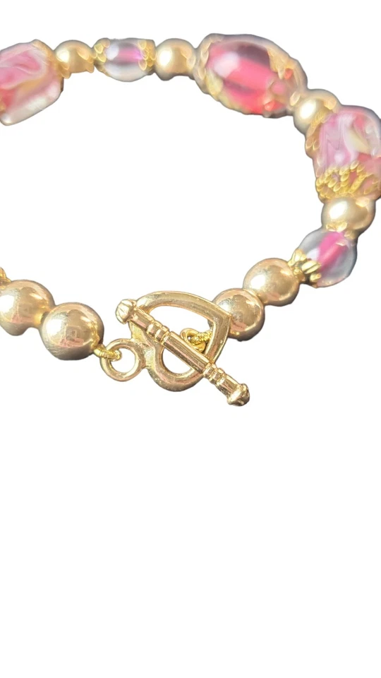 Brazalete de cuentas de vidrio rosa tono dorado y corazón cierre de palanca 8" Foto 4 de 4