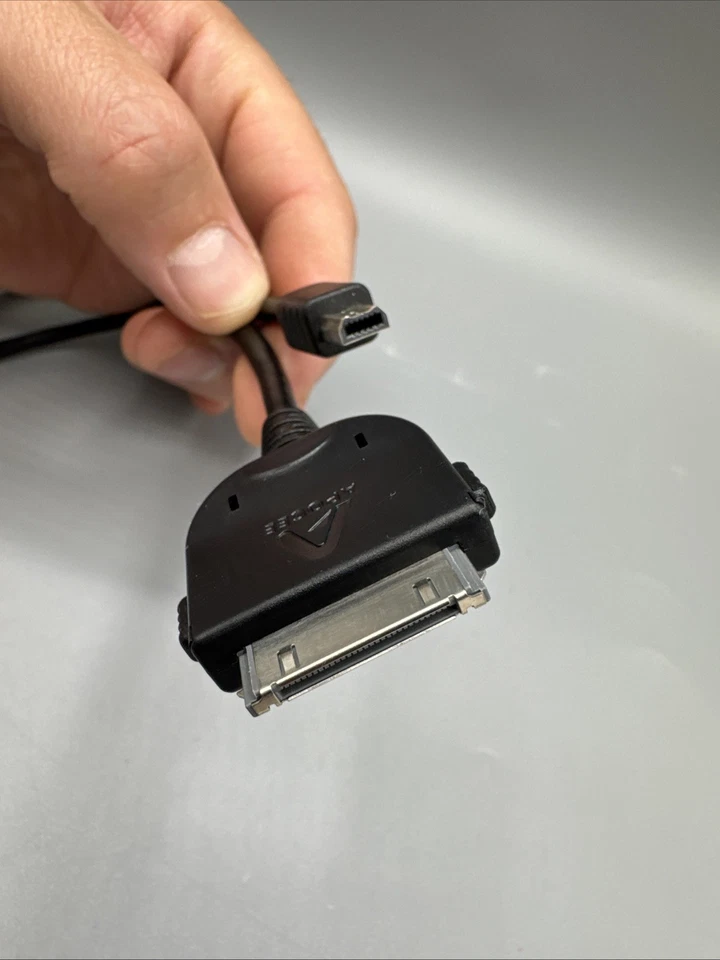 Apogee 1-Meter iPad/iPhone 30-pin Cable for Quartet, Duet-iOS, and ONE-iOS - Image 2 of 3