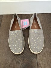 New Toms Avalon Slip On Gray Gold Star Print Shoes Women  s size 6
