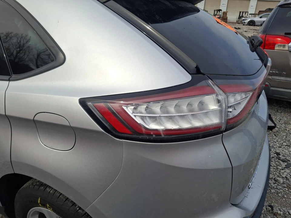 Conjunto de luz trasera izquierda usado se adapta a: Ford Edge SEL 2017 cuarto montado en panel L. Foto 2 de 4