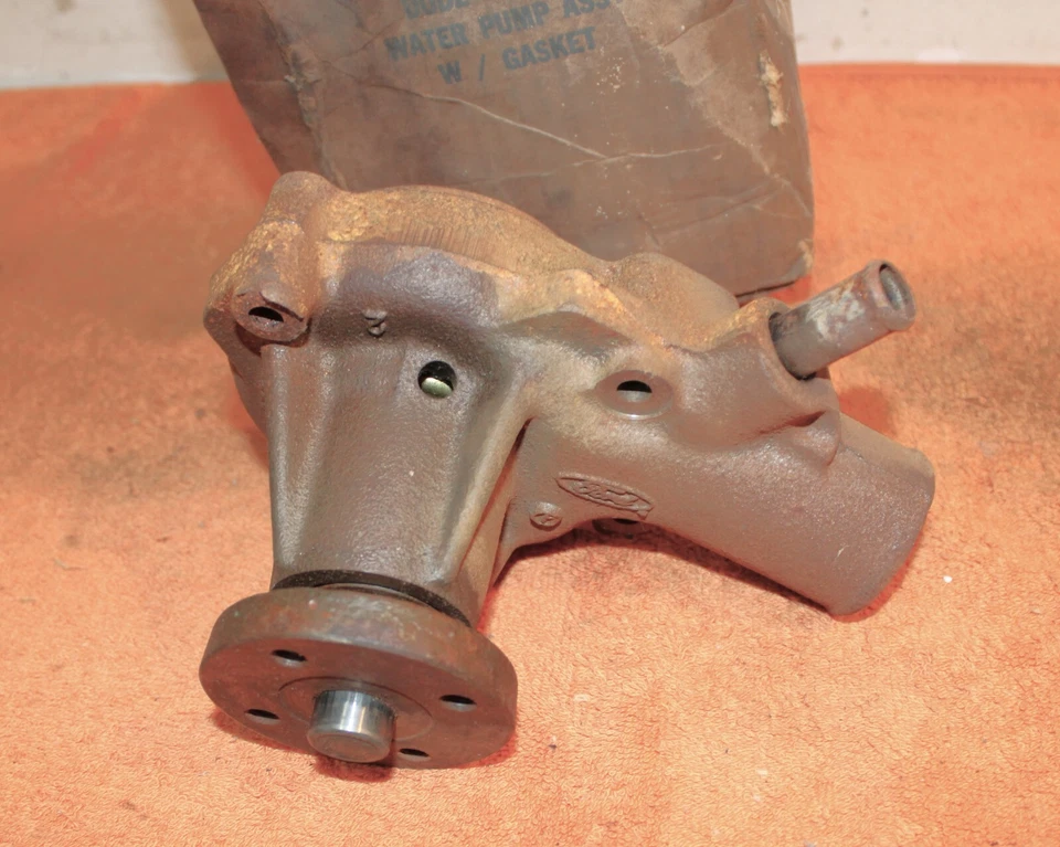 Ford Mustang Maverick Fairlane Ranchero Comet Montego 1969-74 nuevo en stock 250 bomba de agua Foto 4 de 4