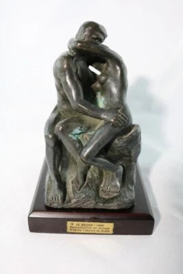 Statuette 'Le Baiser' De Rodin, Reproduction En Résine Et Plâtre, Couleur Blanche, Parfait état