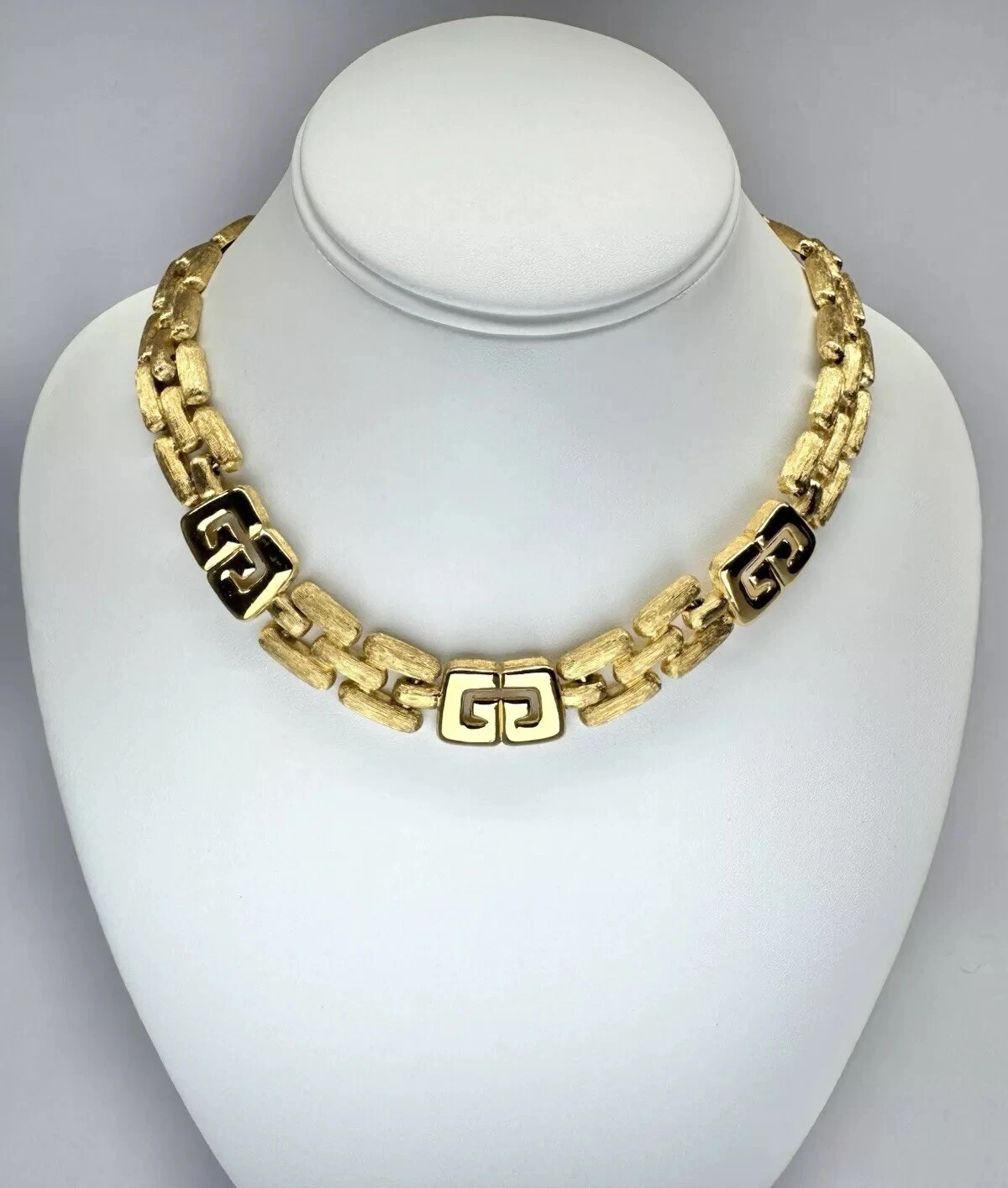 1980’s GIVENCHY Iconic Gold Logo GG Textured Choker Vintage Necklace Jewelry N65