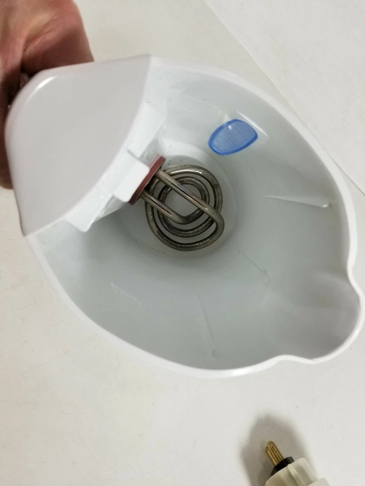 Hervidor de agua eléctrico de viaje Morphy Richards 1,8 litros blanco Reino Unido y EE. UU. A/C Power Foto 2 de 4