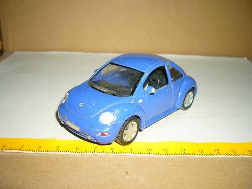 MAISTO Volkswagen New Beetle, blau, mit Rückziehmotor, 1-37, 09-20 Zustand / Con