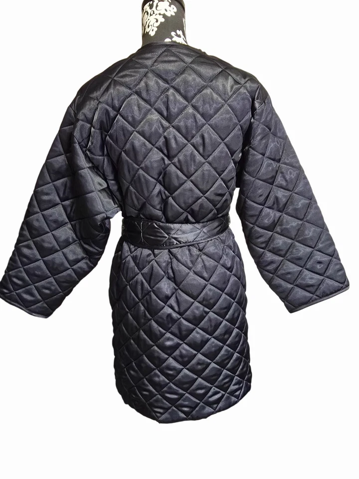 Bata acolchada de satén Josie By Natori negra mediana Foto 2 de 4