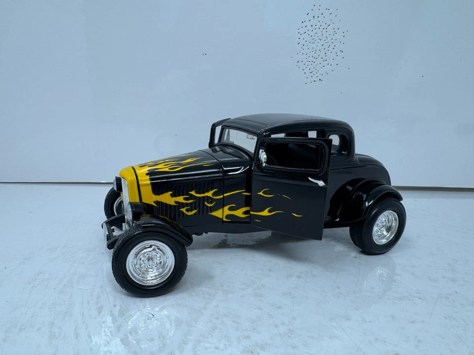 Motormax 1932 Ford Coupe Hot Rod Black w/ Flames 1:18 Diecast Car - Image 4 of 4