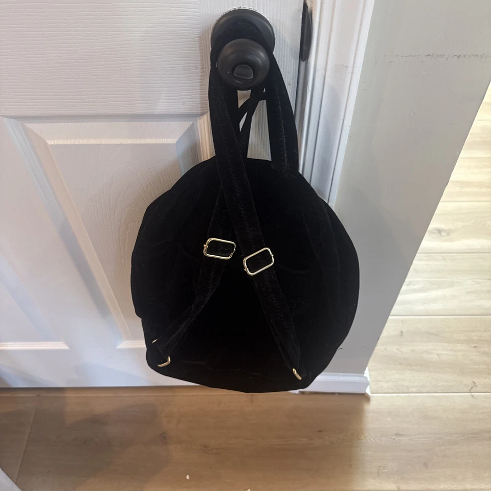 Mochila Aimee Kestenberg Terciopelo Negro Cremalleras Doradas Foto 3 de 3