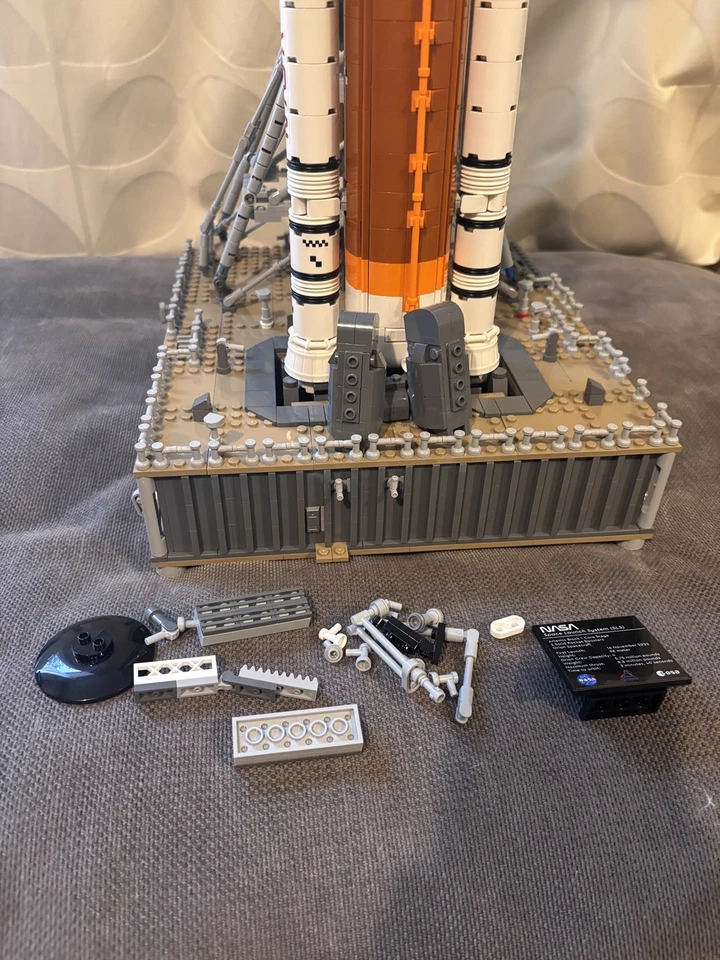 LEGO Icons 10341 NASA Artemis Space Launch System, photo 2 of 5