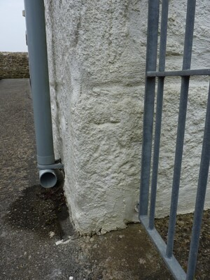 Foto 6x4 OS Benchmark - Breage\/Breaney, Methodist Chapel An OS Cutmark c2015