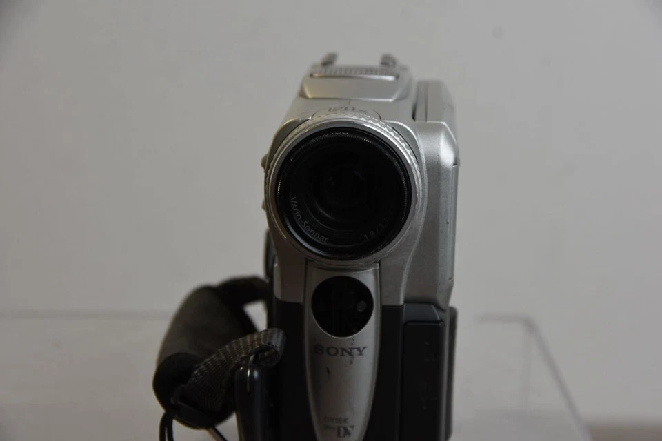 Used Sony Handycam DCR-PC101 Mini DV Camcorder 10x Zoom Night shot - Image 3 of 4
