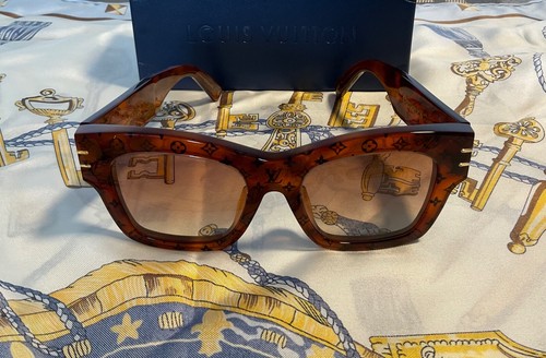 Louis Vuitton Blade Square Sunglasses Z1615E Excellent Condition Worn Twice - Picture 2 of 7