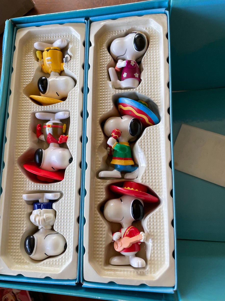 McDonalds PEANUTS SNOOPY World Tour 1 Figure Set of 28 Box