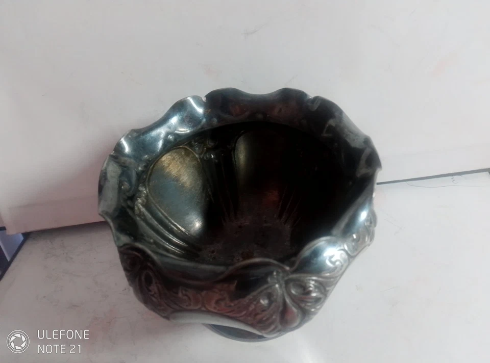 Cuenco estilo Art Nuevo plateado con borde de volante Foto 3 de 4