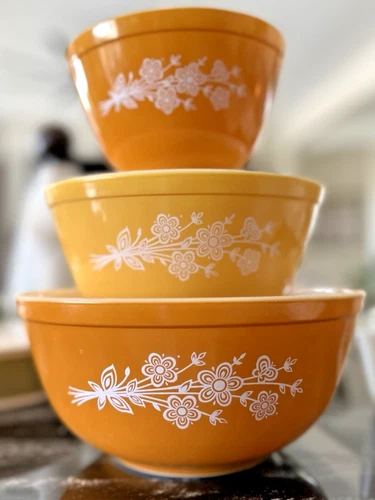 Vintage PYREX Butterfly Gold, set of 3 Mixing Nesting Bowls 401 402 403