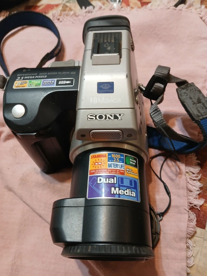 Цифровая камера Sony Mavica MVC-FD91 0,8 Мп - черная и серебристая металлик - Изображение 3 из 4