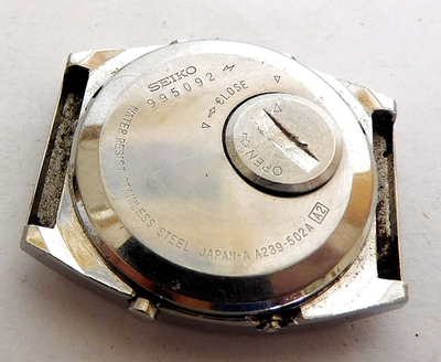 SEIKO A239-502A QUARTZ L.C.D WORLD TIME RUNNING USED. NEEDS