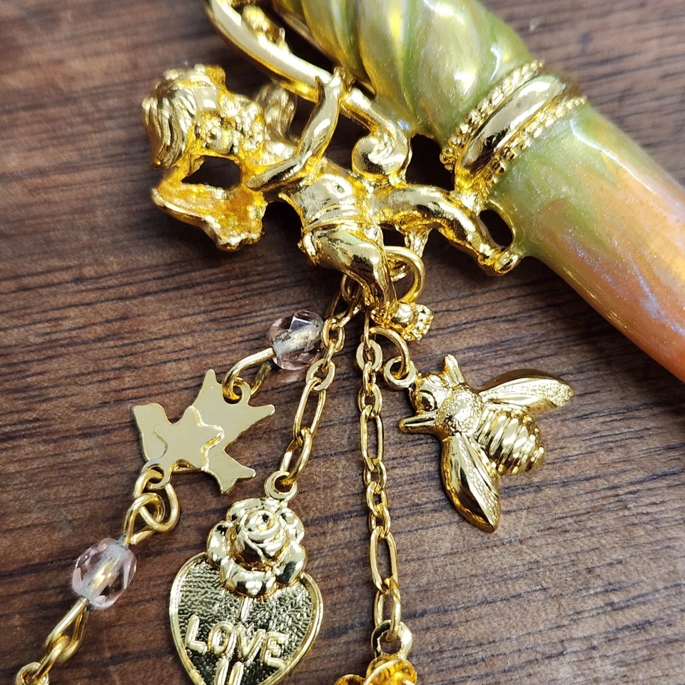 Винтажные Kirks Folly Love Letters Фонтанная Ручка Херувим Амулет Брошь Эмаль Ювелирные изделия - Изображение 4 из 4