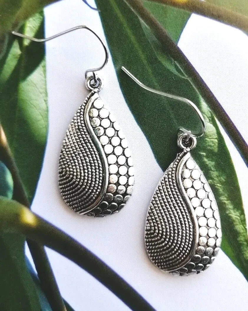 Aggregate 156+ left side earring meaning super hot seven.edu.vn