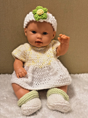 Babypuppe (Preloved) mit gelbem Outfit & Adoptionszertifikat - 12 Zoll - harter Körper