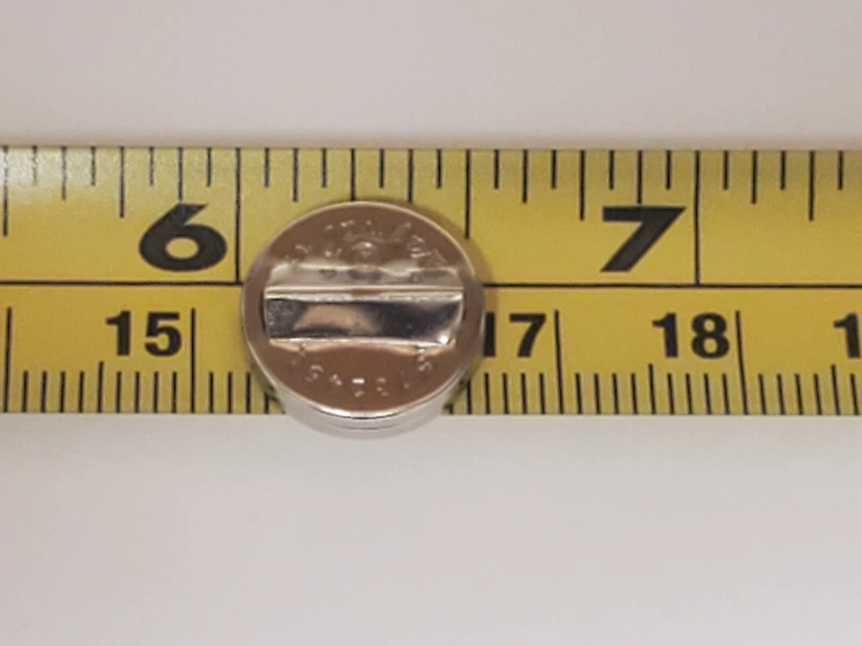 Juego de 2 - MagnaPin - ¡Cómo llevar un broche o alfiler sin hacer agujero en la tela! Foto 3 de 4