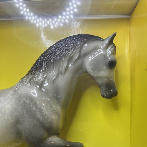 Breyer #1103 Pippin 2000 Collectors Edition Glossy Grey Arabian Stallion NIB - 第 4/12 張圖片