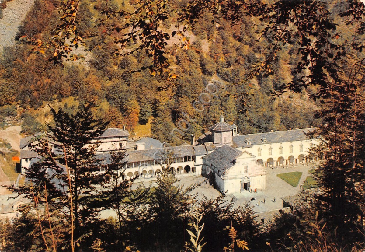 Cartolina Santuario di Oropa secondo piazzale e vecchia basilica dall'alto 1979