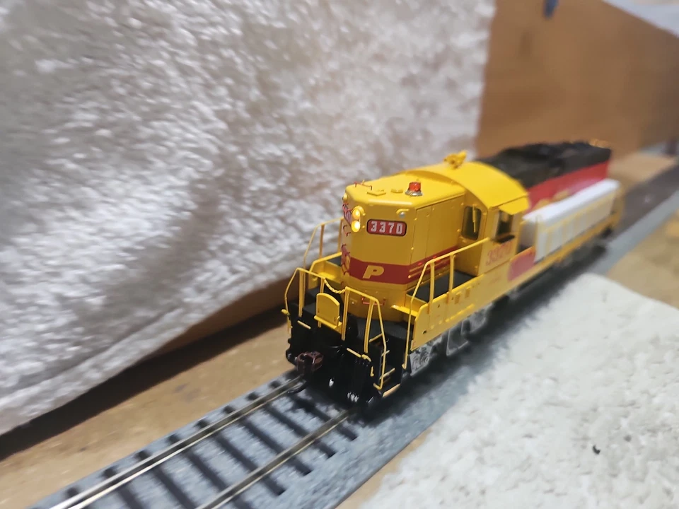 ATHEARN ATHG 82259 GP9E SOUTHERN PACIFIC ROAD NUMBER SP 3370 KODACHROME - Image 3 of 4