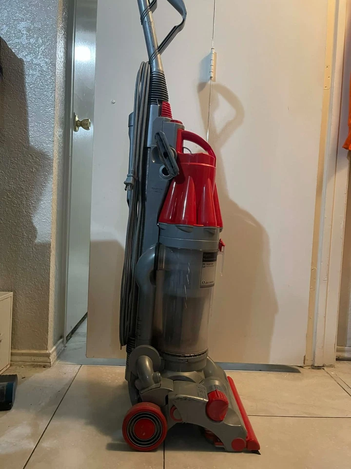 Aspiradora vertical Dyson DC07 “Target Red” - Potente succión - Usada - Excelente funcionamiento Foto 3 de 4