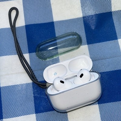 Wireless earbuds/ sound very good/ white