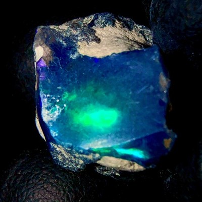 Natural Opal Roh, Äthiopischer Black Fire Opal 6,2 ct 13x11 mm