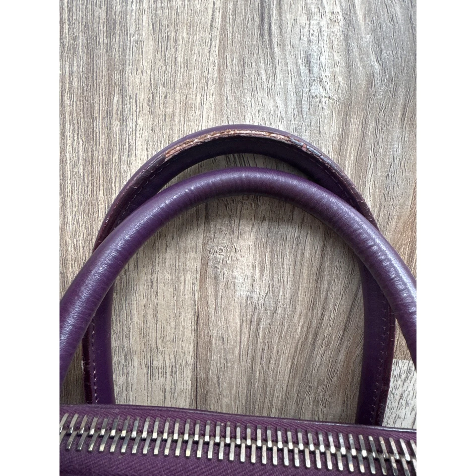 Bolso de cuero mediano Givenchy Antigona con asa superior esmaltado púrpura oscuro de becerro  Foto 2 de 4