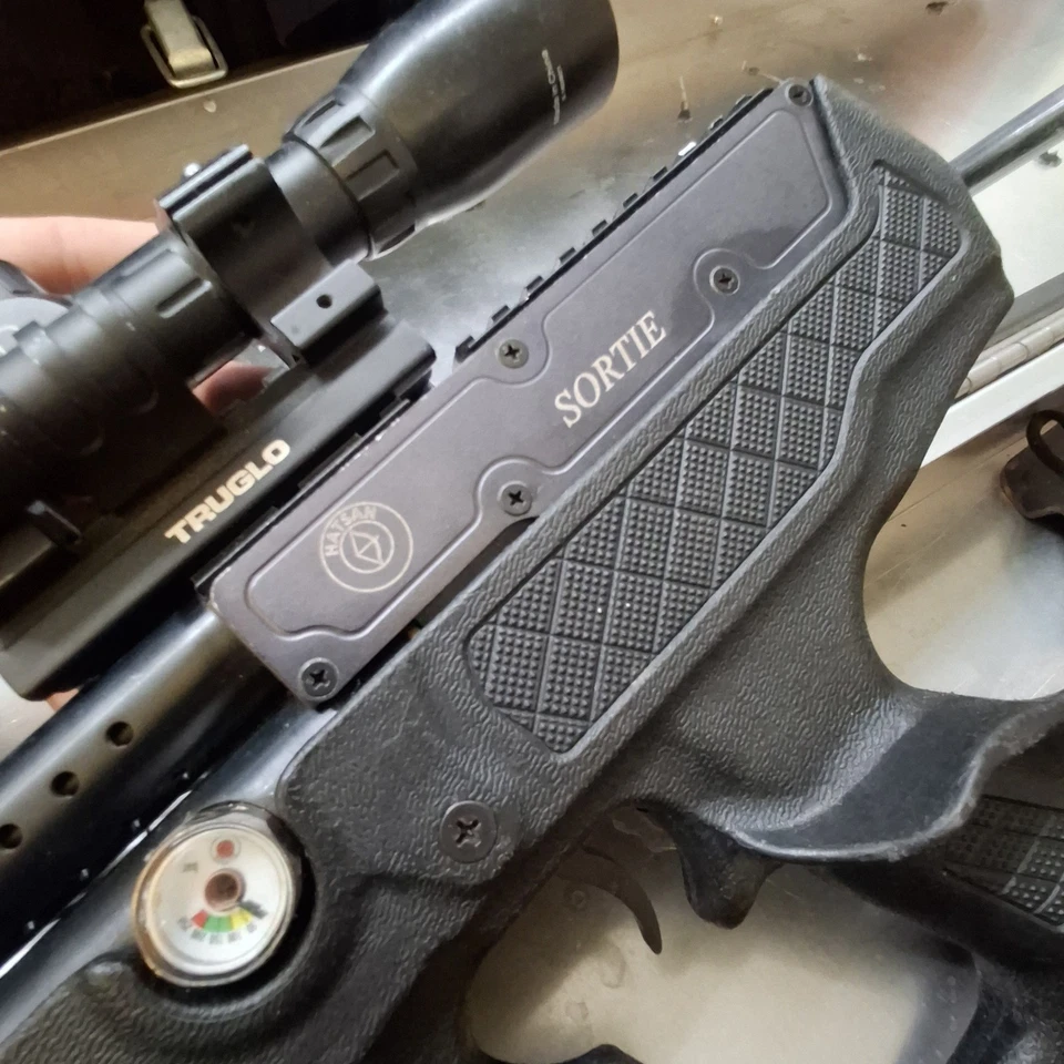 HATSAN SORTIE .25CALCALIBER With TRUGLO SCOPE AND TACTICAL FLASHLIGHT,+ Magazine - Image 4 of 4