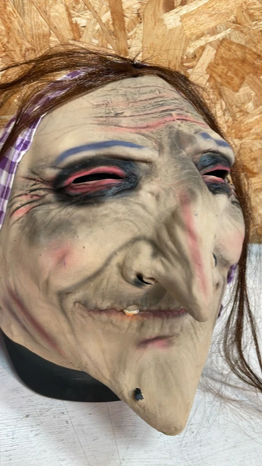 Máscara de bruja vieja Smiffys con cabello y pañuelo de látex, tono de piel blanco, talla única Foto 2 de 4