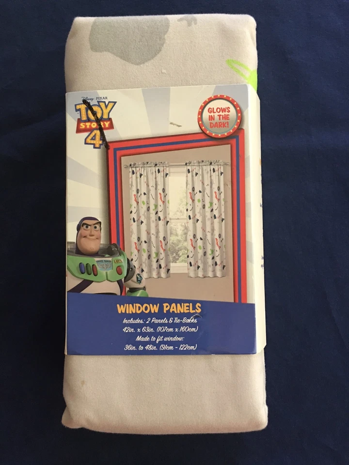 DISNEY Toy Story 4 cortinas de ventana 2 paneles 42 pulgadas X 63 pulgadas resplandor en la oscuridad NUEVO Foto 2 de 3