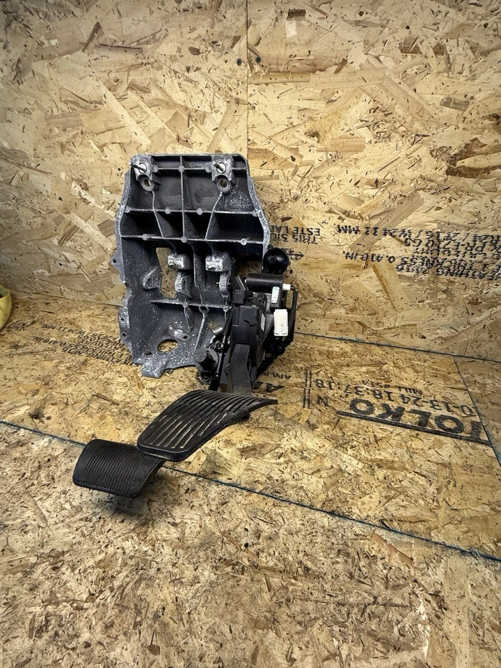 Регулируемая педаль тормоза и акселератора RAM 2500 3500 в сборе 2013-2018 от оригинального производителя - Изображение 2 из 3