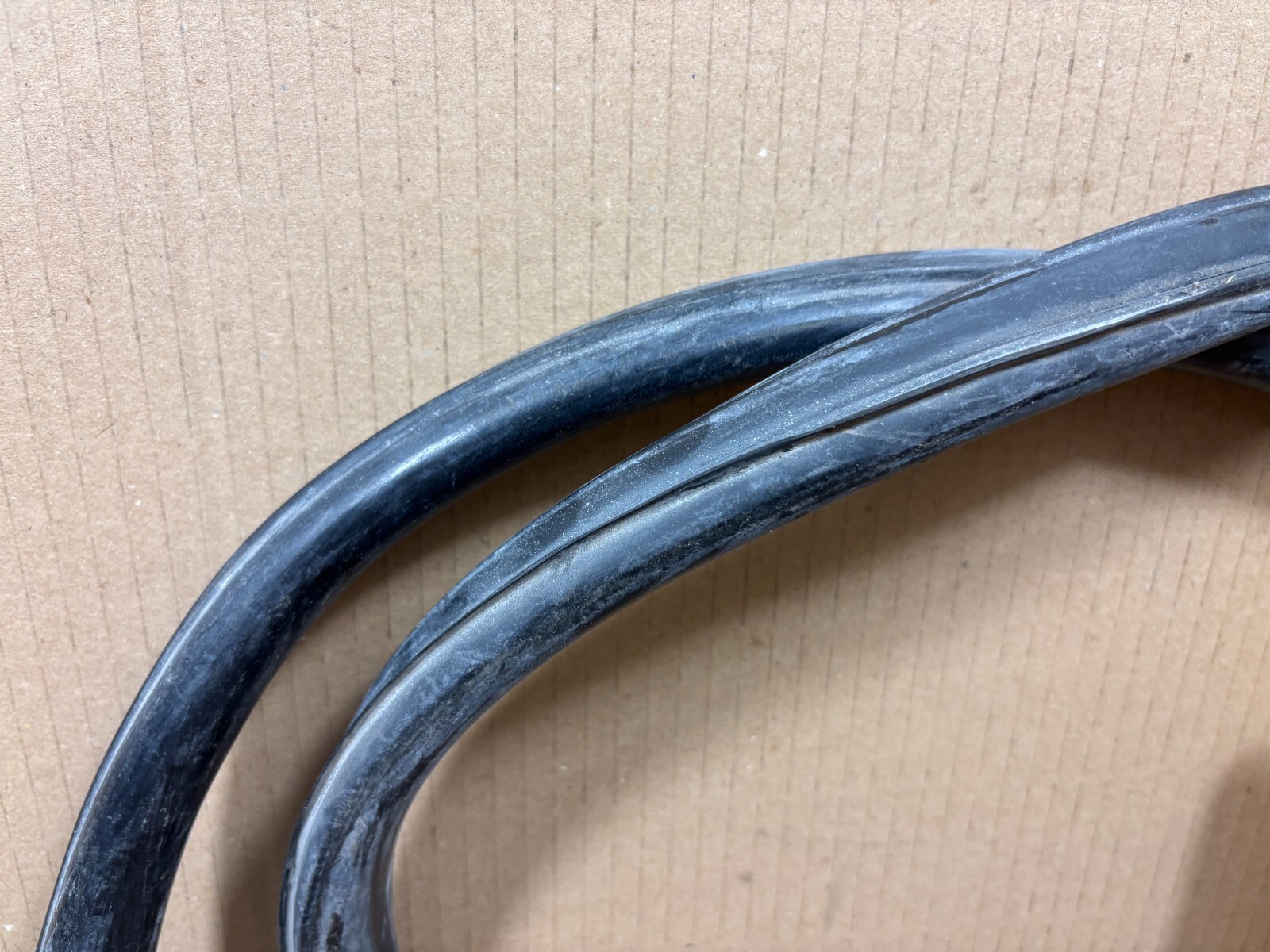 FERRARI DAYTONA 365 GTB/4 GTB4 OEM WINDSHIELD WINDSCREEN RUBBER MOULDING TRIM
