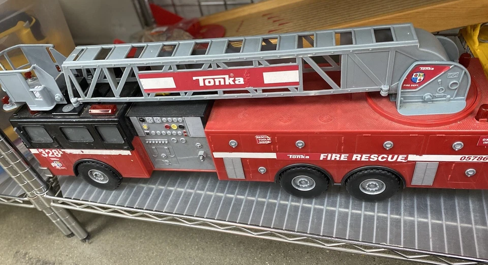 Camión con canastilla de rescate de bomberos Tonka 05786 - #328 W camión de bomberos adicional - usado - LEER Foto 2 de 4