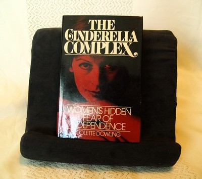 THE CINDERELLA COMPLEX by Colette Dowling 1981 HC DJ First edition VERY GOOD