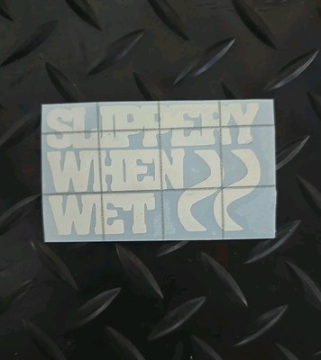 Slippery When Wet 7x4cm weiß Autoaufkleber