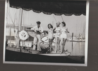 8X10 B& PHOTO OF SCENE RICHARD GREENE AND 3 SEXY LADYS AND MAN