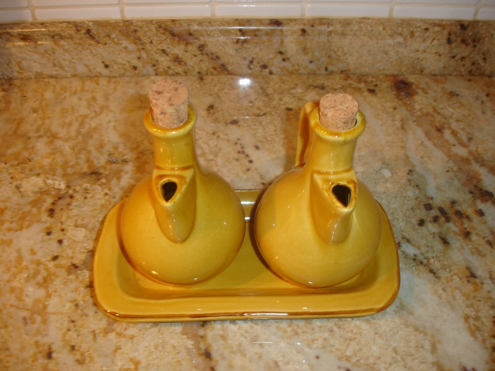 Vintage Il Nodo Ceramiche Hand Made in Italy Ceramic Oil And Vinegar Set
Opens in a new window or ta
