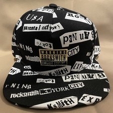 Sombrero Rocksmith NYC Advertencia Snapback Estampado Completo con Placa Dorada