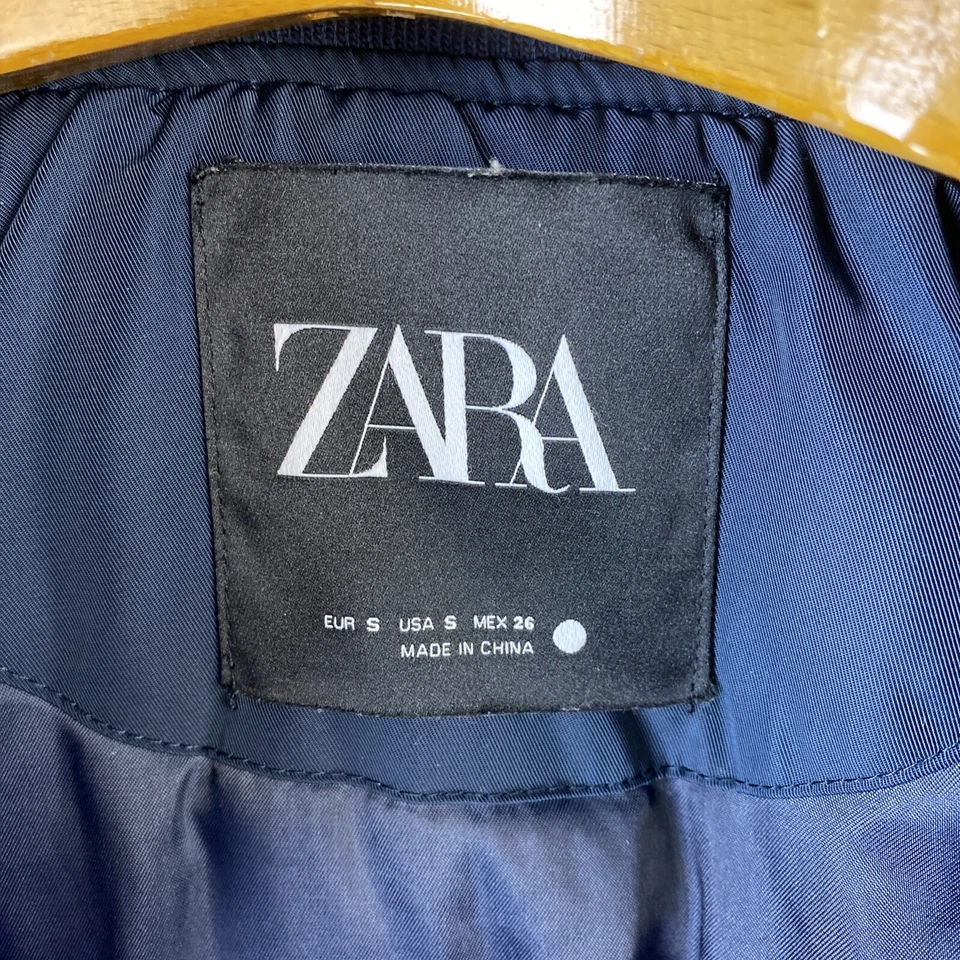 Chaqueta Bomber Zara Mujer Pequeña Azul Oscuro Bolsillos Rompevientos Puffer Aislado Foto 2 de 4