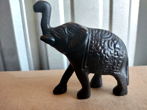 Statuina ELEFANTE vintage in ferro intagliato a mano 4" x 3,5" tronco rialzato - Foto 6 di 6