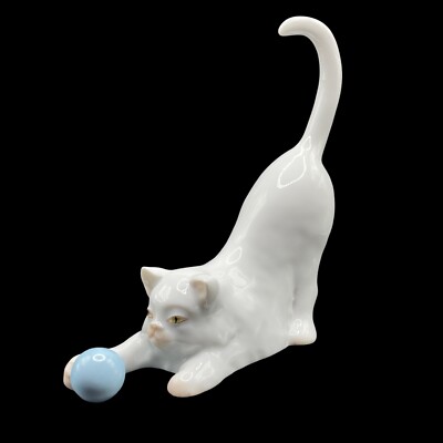 Vtg Herend White Playing Cat Kitten Painted Green Eyes Blue Ball Yarn 5'' 15309