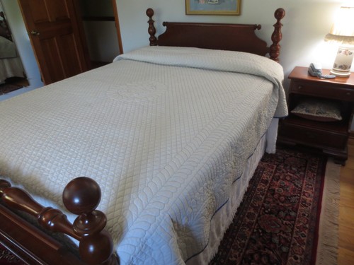 Hand Quilted REVERSIBLE Royal Blue/Off White Cotton QUILT BEDSPREAD--85" x 108" - Picture 14 of 24